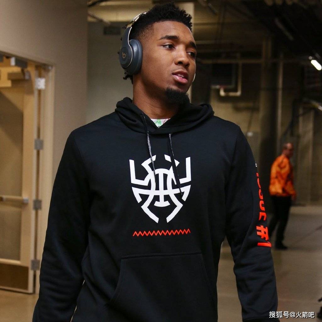 包含转会期体能课后，费城76人防线松动备战NBA总决赛，压力陡增，年轻球员得到机会的词条