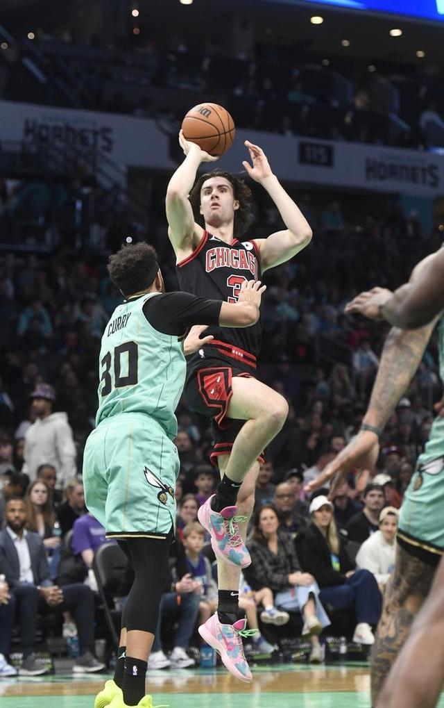 包含转折点夏洛特黄蜂豪取连胜；NBA季后赛冲刺阶段攻防权衡；球迷炸锅；数据趋势出现新变化的词条