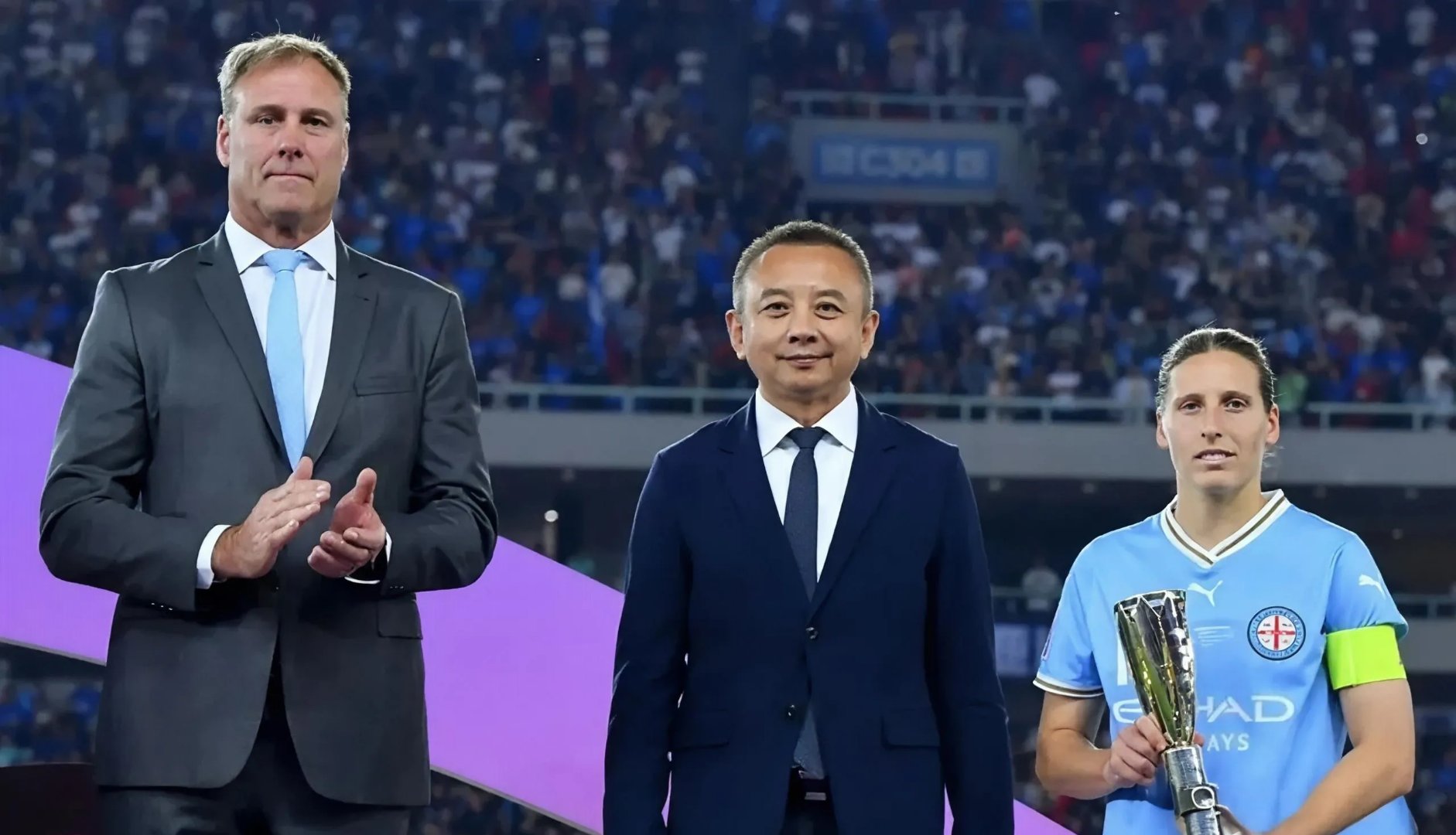 关于欧冠赛前再迎强敌，上海久事调整名单，主帅态度——引发热议，更衣室氛围转暖的信息